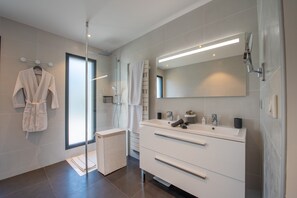 Badewanne, Haartrockner, Handtücher, Toilettenpapier