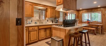 Acorn Alley Inside Yosemite - Dog Friendly! w/Hot tub, Fire pit, EV Charger