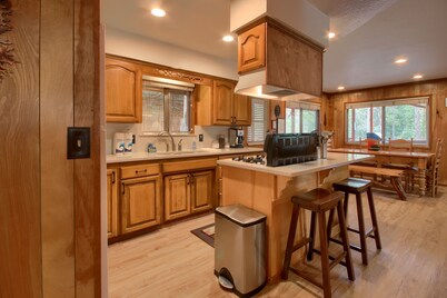 Acorn Alley Inside Yosemite - Dog Friendly! w/Hot tub, Fire pit, EV Charger