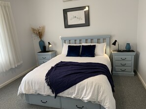 3 habitaciones, tabla de planchar con plancha y cuna de viaje