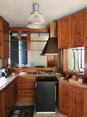 Kühlschrank, Ofen, Herdplatte, Wasserkocher mit Kaffee-/Teezubehör