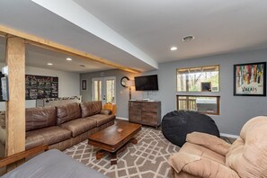 Smart TV, chimenea y futbolito 