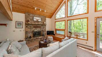 Een smart-tv, een open haard en tafelvoetbal