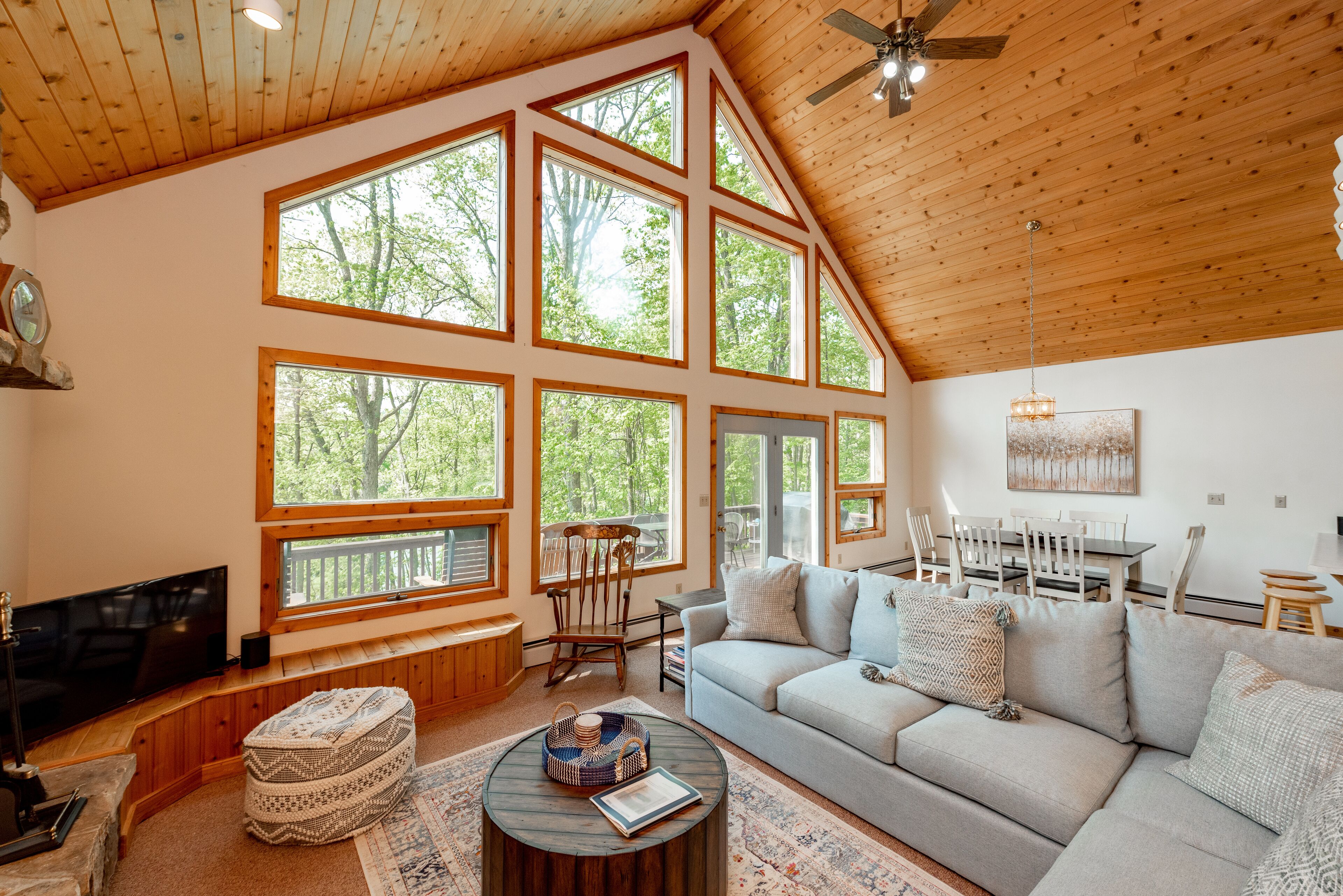 Smart TV, chimenea y futbolito 