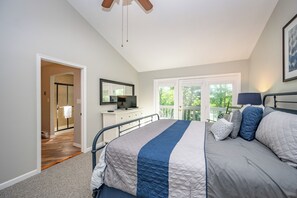 4 bedrooms, free WiFi, bed sheets - Dog Friendly Escape w/ Dock & Fire Pit (Oakland)