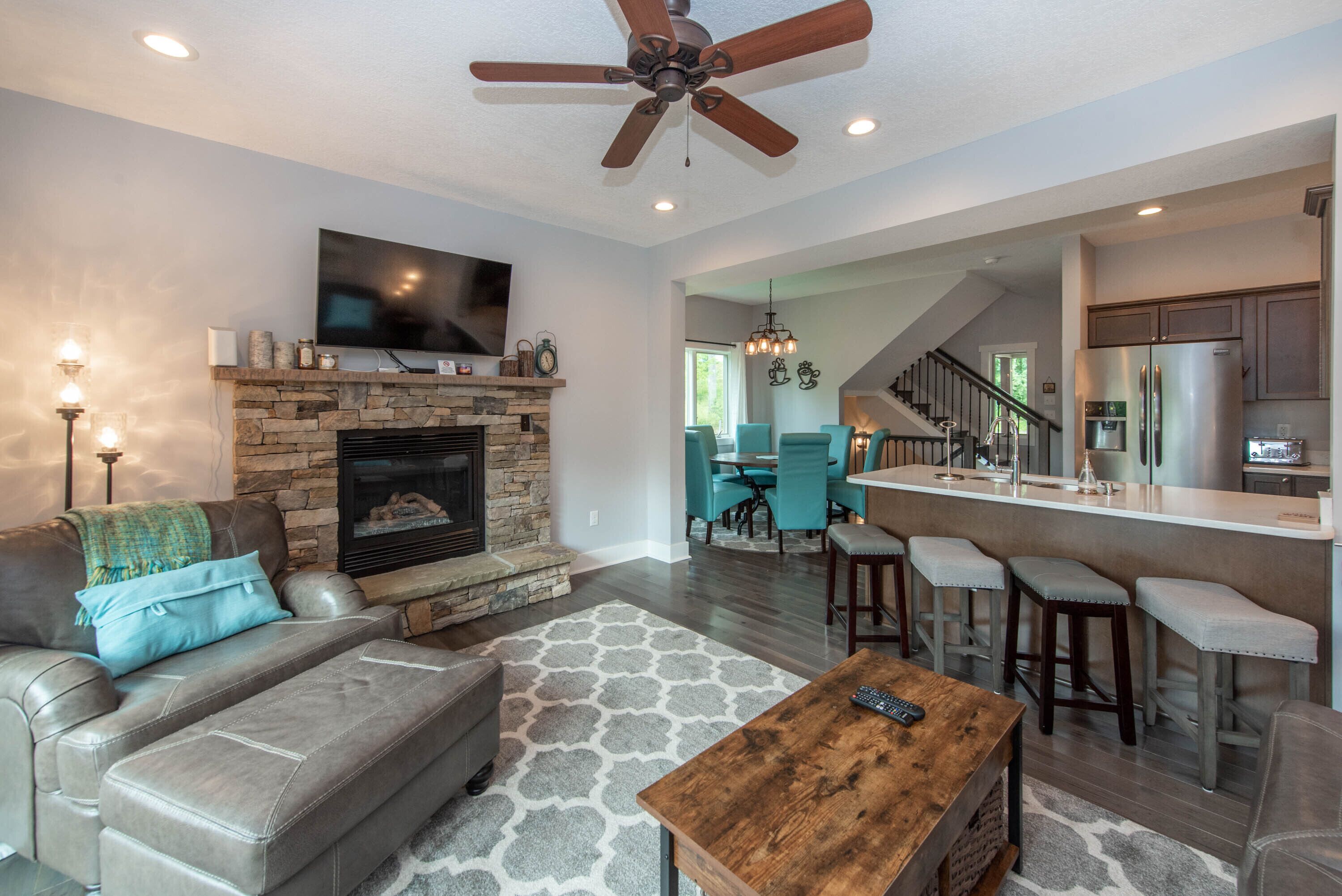 New! Cedar Creek #6: Lake Area, Ski Area, Dogs Welcome, A/C, Hot Tub, Fireplace!