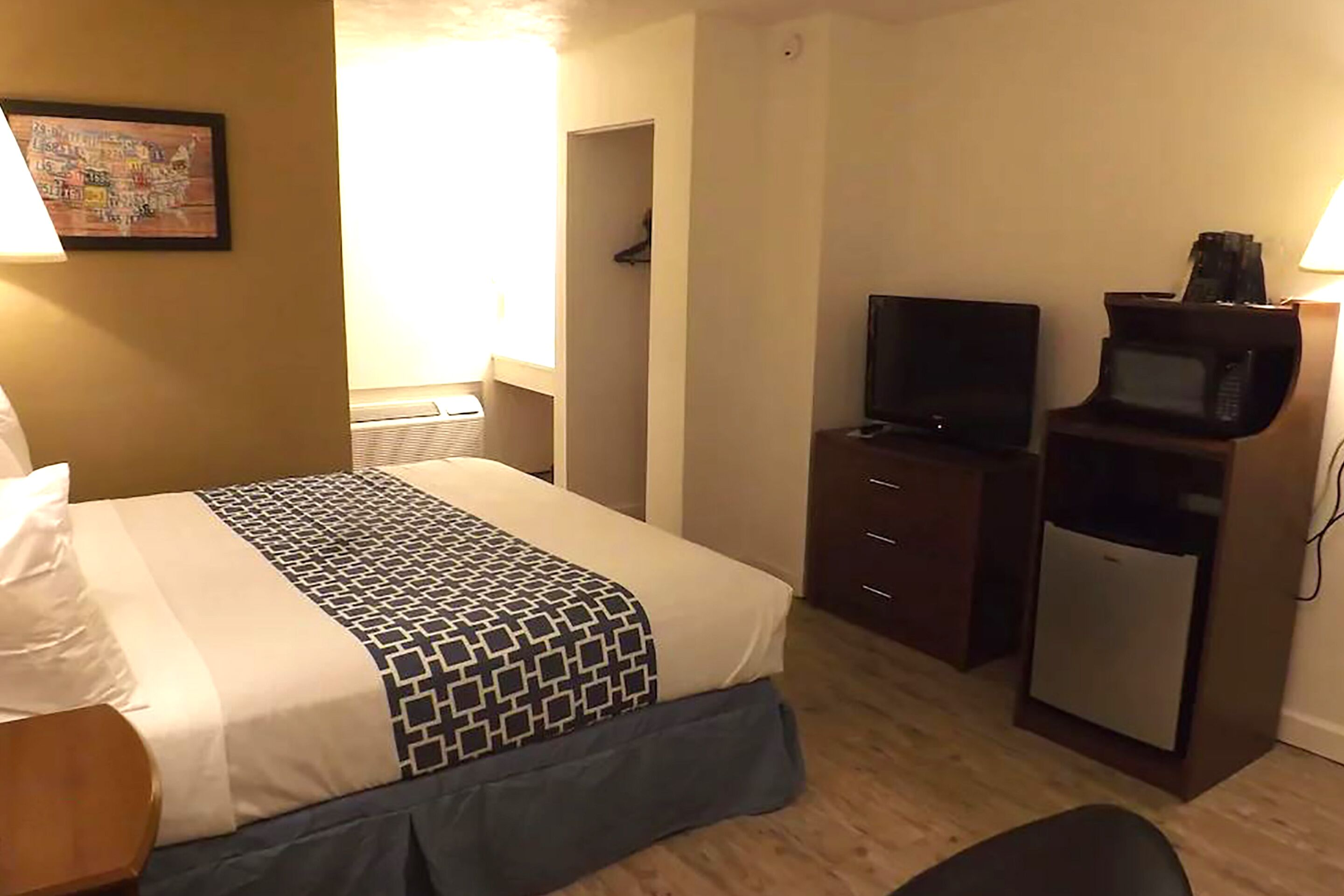 1 bedroom, in-room safe, iron/ironing board, WiFi (free)