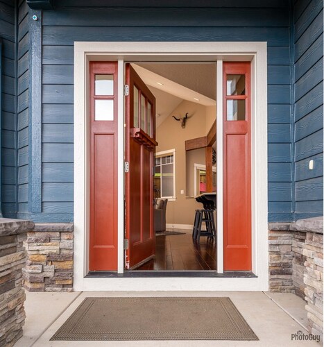 Beautiful Custom Home Centrally Located Near The University of Oregon