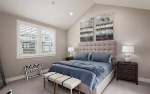 4 habitaciones, escritorio y tabla de planchar con plancha