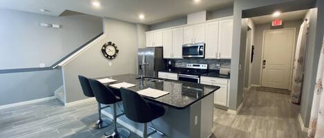 Kylskåp, mikrovågsugn, ugn och spishäll