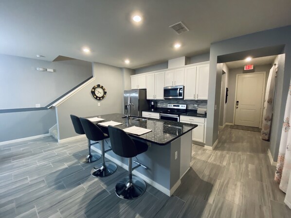 Køleskab, mikrobølgeovn, ovn, kogeplade