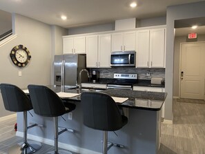 Køleskab, mikrobølgeovn, ovn, kogeplade