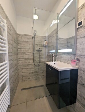 Dusche, Haartrockner, Handtücher, Seife