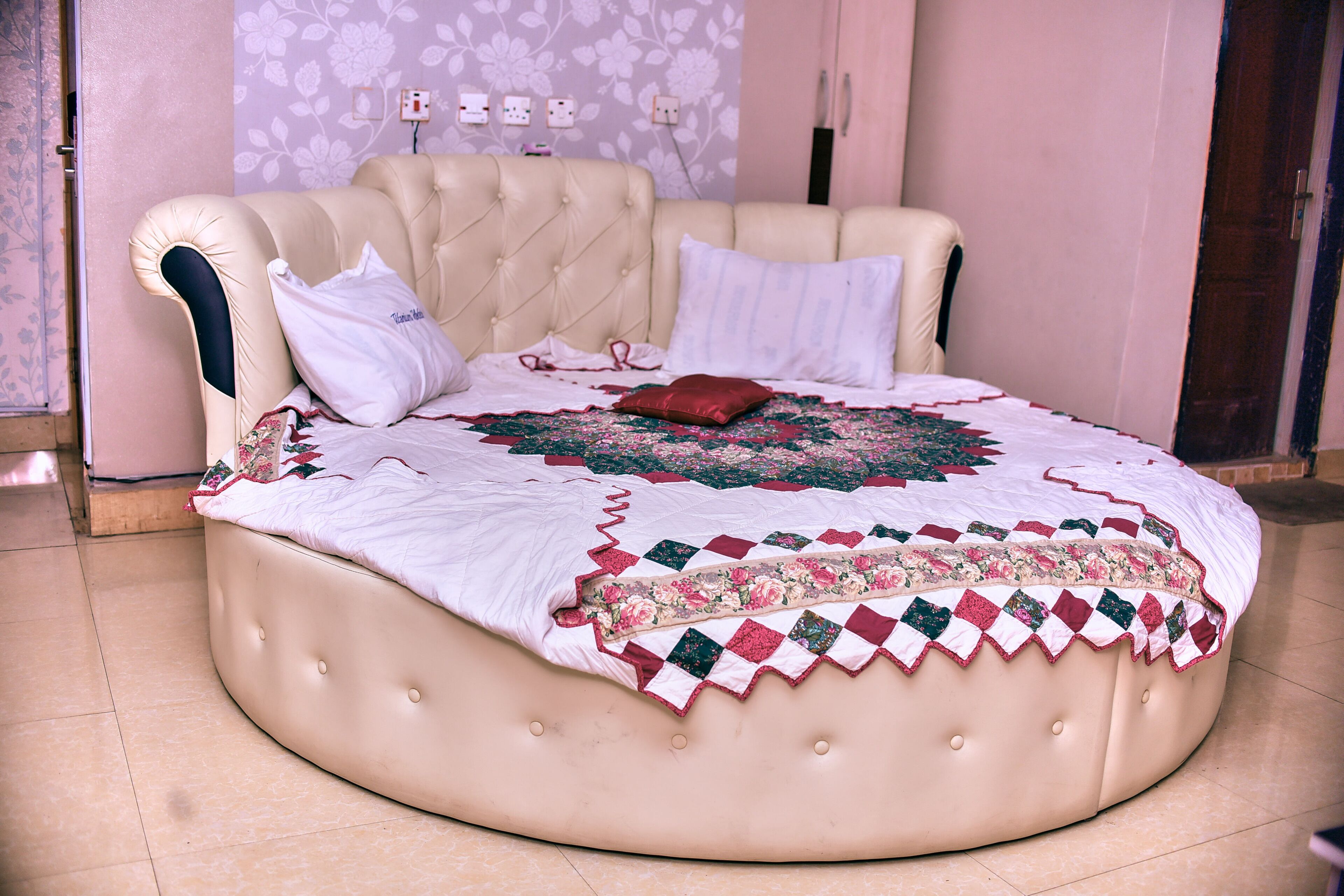 Royal Room | In-room safe, individually decorated, individually furnished, desk