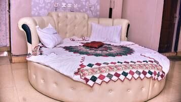 Royal Room | In-room safe, individually decorated, individually furnished, desk