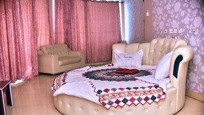 خزنة داخل الغرفة ومكتب وواي فاي مجانًا وبديكورات فريدة لكل غرفة