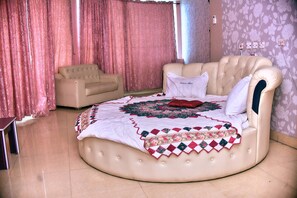 Caja de seguridad en la habitación y decoración personalizada 