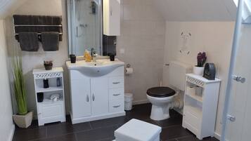 Dusche, Haartrockner, Handtücher, Seife