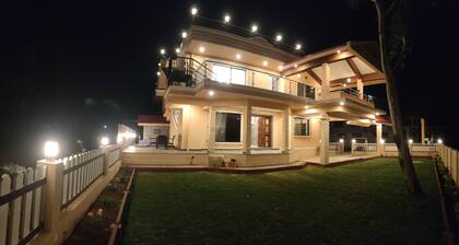 BLICK VILLA - WITH PRIVATE POOL & VIBRANT OUTDOORS