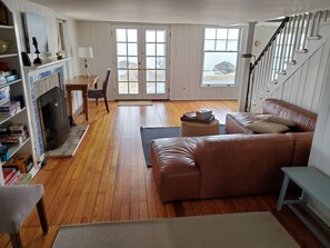 Smart TV, fireplace, DVD player, stereo