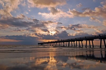 Oceanfront GORGEOUS renovated 2bed 2bath garage, elevator, pool HAS EVERYTHING