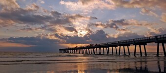 Oceanfront GORGEOUS renovated 2bed 2bath garage, elevator, pool HAS EVERYTHING