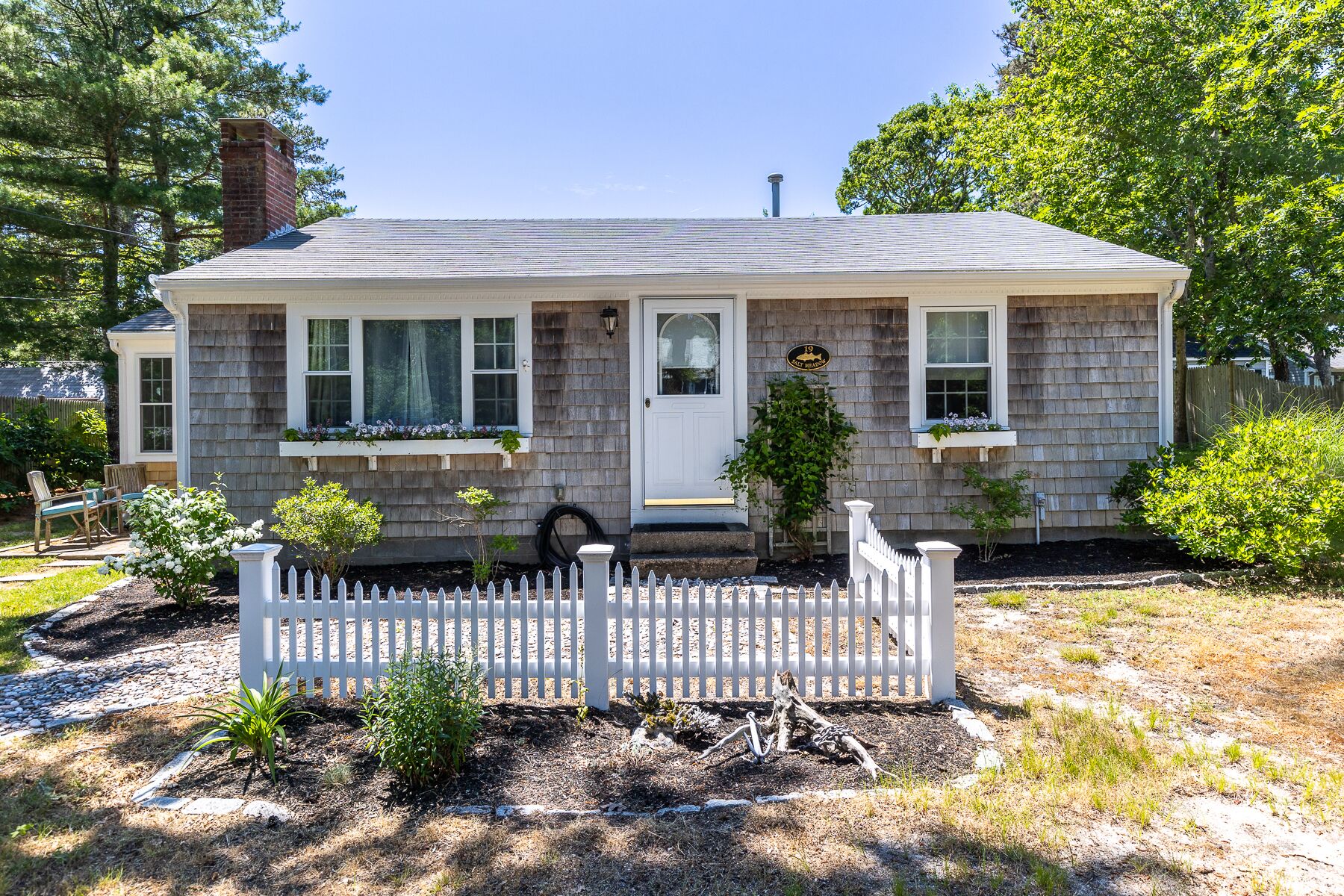 Welcome To Beach Bungalow - Close to South Village Beach