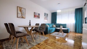 Leilighet – comfort | Oppholdsområde | En 40-tommers LCD-TV med Parabol-TV samt TV