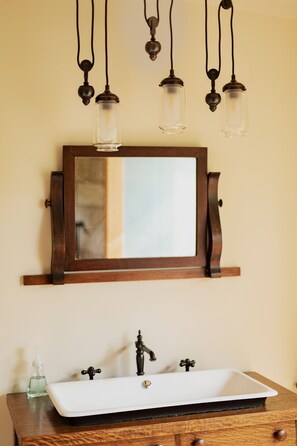 Douche, sĂšche-cheveux, serviettes fournies, savon