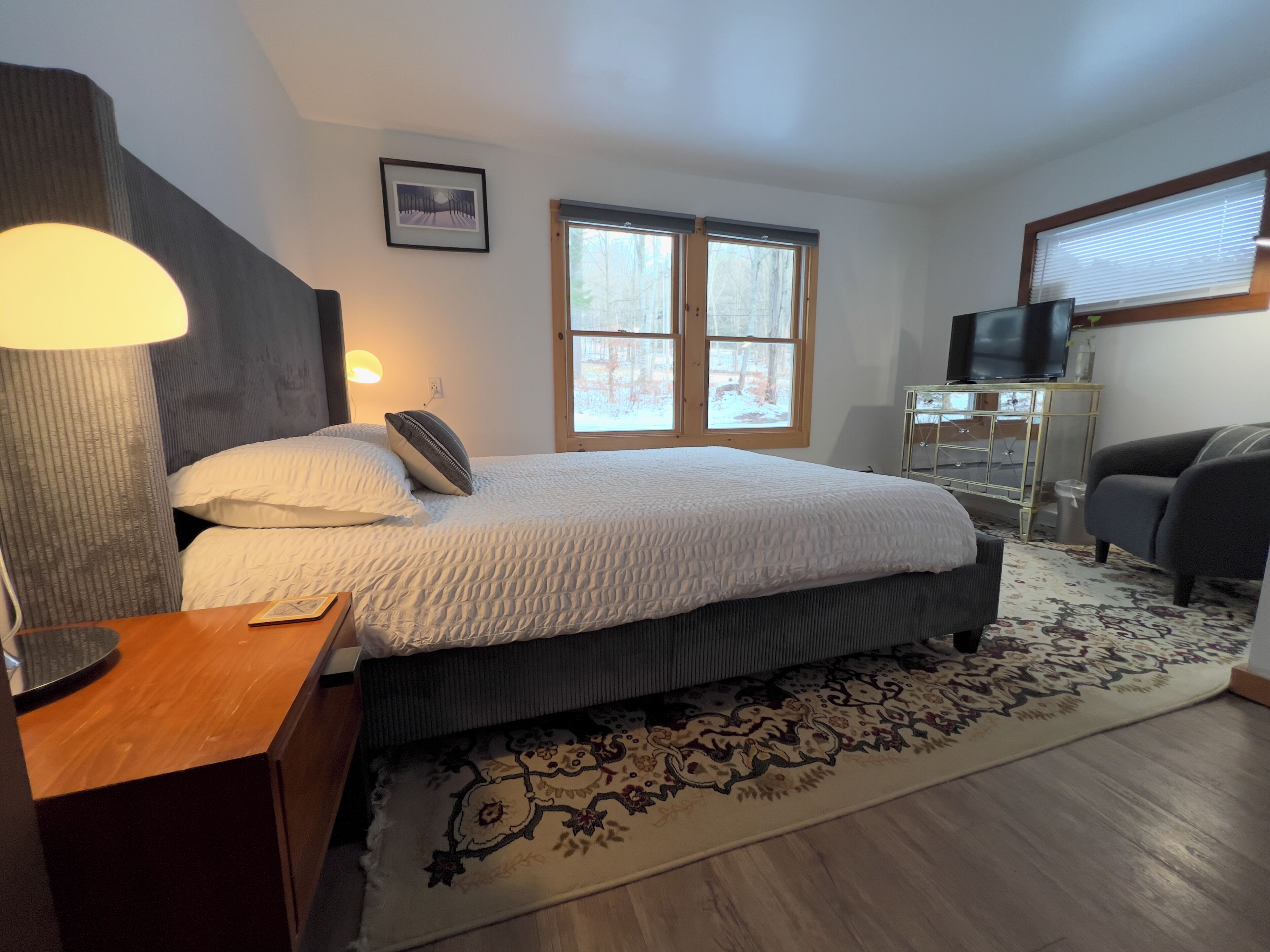 3 bedrooms, desk, iron/ironing board, cribs/infant beds