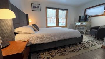 3 bedrooms, desk, iron/ironing board, cribs/infant beds