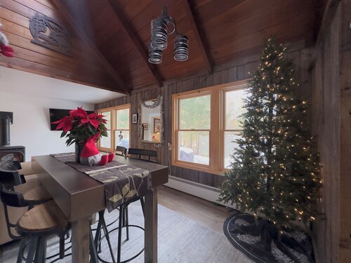 Relaxing Retreat: 7 mins to both Mountain and Village: Ski, Bike, Hike & Unwind