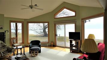 Smart TV, reproductor de DVD, libros y estéreo