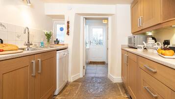 Cottage | Private kitchen | Fridge, microwave, oven, stovetop