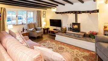 Cottage | Living area | 30-inch TV with digital channels, fireplace