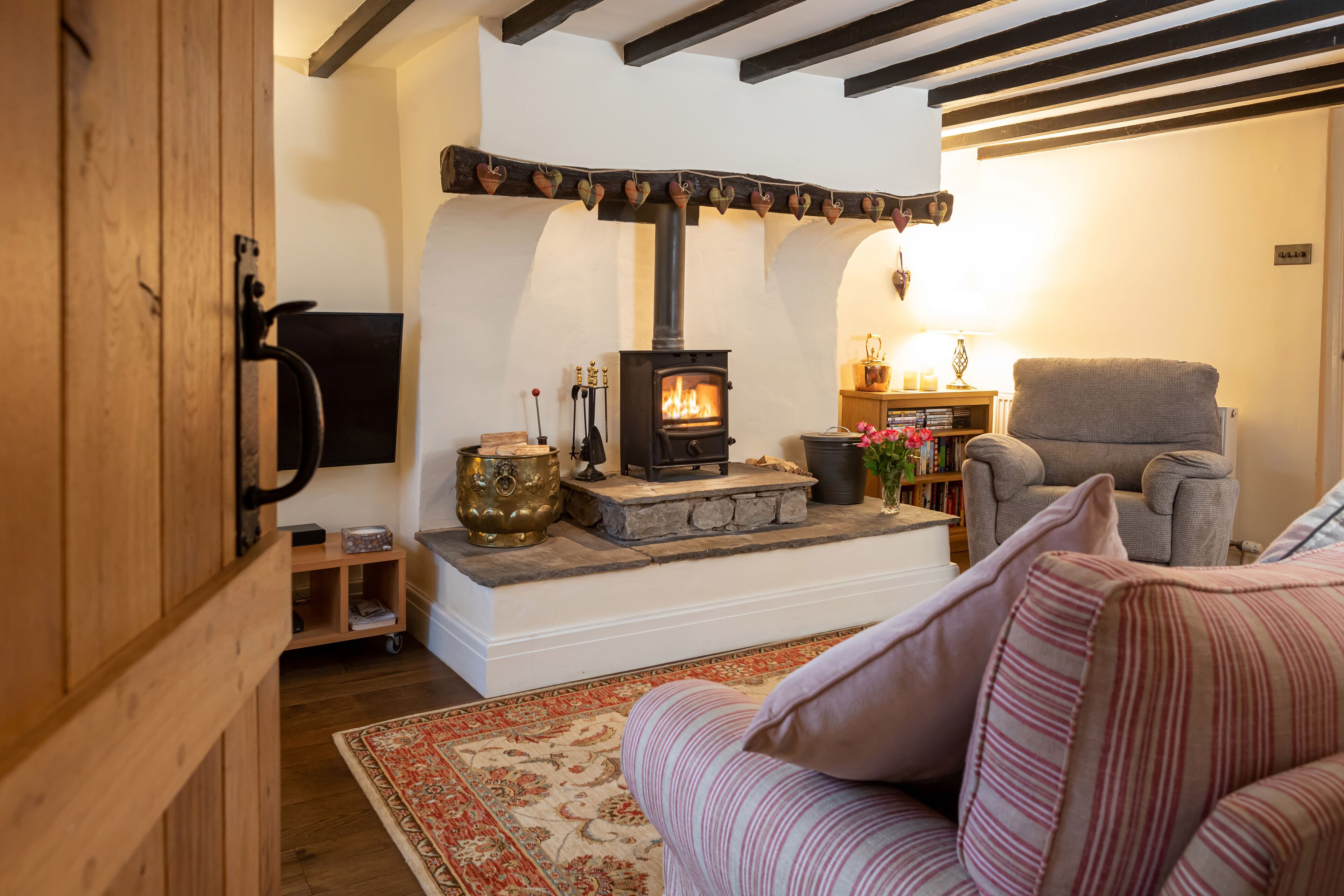 Ferienhaus | Wohnzimmer | 30-Zoll-Fernseher mit Digitalempfang, Kamin
