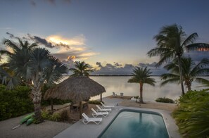 Una piscina al aire libre, una piscina climatizada