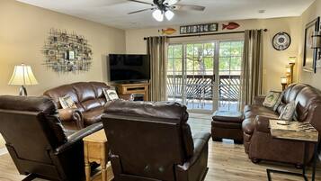 Condo, 3 habitaciones | Área de sala de estar | Televisión