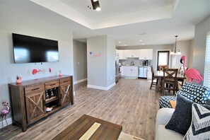 TV - PINK FLAMINGO, 3BD/2BA W/FENCED IN BACKYARD IN QUIET NEIGHBORHOOD! COMMUNITY POOL! (Mexico Beach)