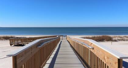 PINK FLAMINGO, 3BD/2BA W/FENCED IN BACKYARD IN QUIET NEIGHBORHOOD! COMMUNITY POOL!