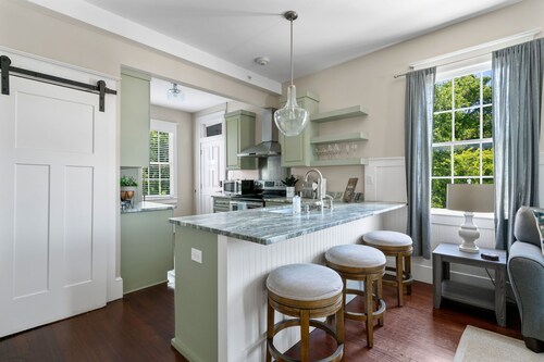 The Jasmine Suite | Stylish 3BR Walk to King!