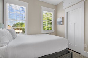 3 bedrooms, iron/ironing board, WiFi, bed sheets - The Jasmine Suite | Stylish 3BR Walk to King! (Charleston)