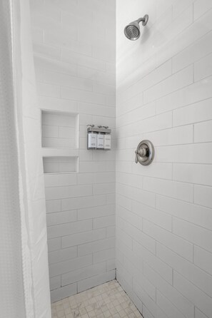 Douche, sèche-cheveux, serviettes fournies, shampoing