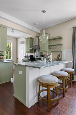 Fridge, microwave, oven, stovetop - The Jasmine Suite | Stylish 3BR Walk to King! (Charleston)