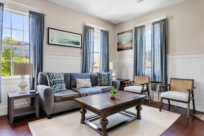 The Jasmine Suite | Stylish 3BR Walk to King!