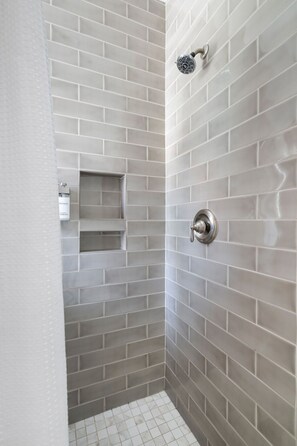 Douche, sèche-cheveux, serviettes fournies, shampoing