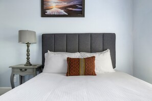3 bedrooms, iron/ironing board, WiFi, bed sheets - The Pearl Suite | 3BR 1st Floor Near King St! (Charleston)