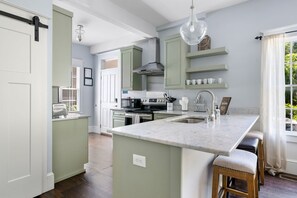 Jääkaappi, mikroaaltouuni, uuni, liesi