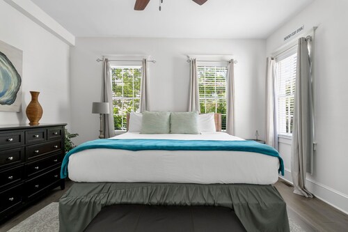 The Oyster Suite | 2BR Steps to King Sleeps 4!