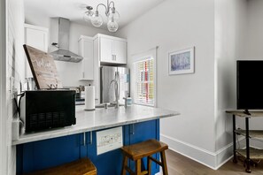 Een koelkast, een microgolfoven, een oven, een kookplaat